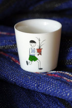 Load image into Gallery viewer, SOLO COLOURED CUP - BOY WITH ORCHID (Bonsai Boy)