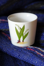 Load image into Gallery viewer, SOLO COLOURED CUP - GIRL READING UNDER FLOWER (Bonsai Girl)