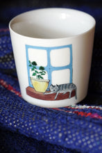 Load image into Gallery viewer, SOLO COLOURED CUP - CAT ON WINDOW (Bonsai Animal)
